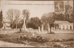 Croix de mission devant le château